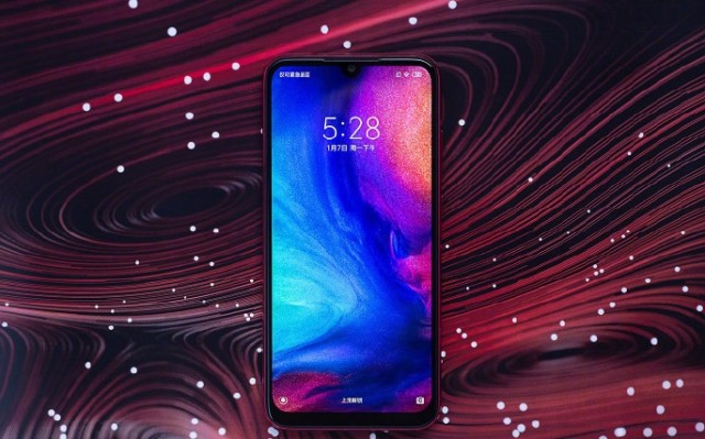 城会玩!网红用红米Note7砸核桃,结果怎么样?