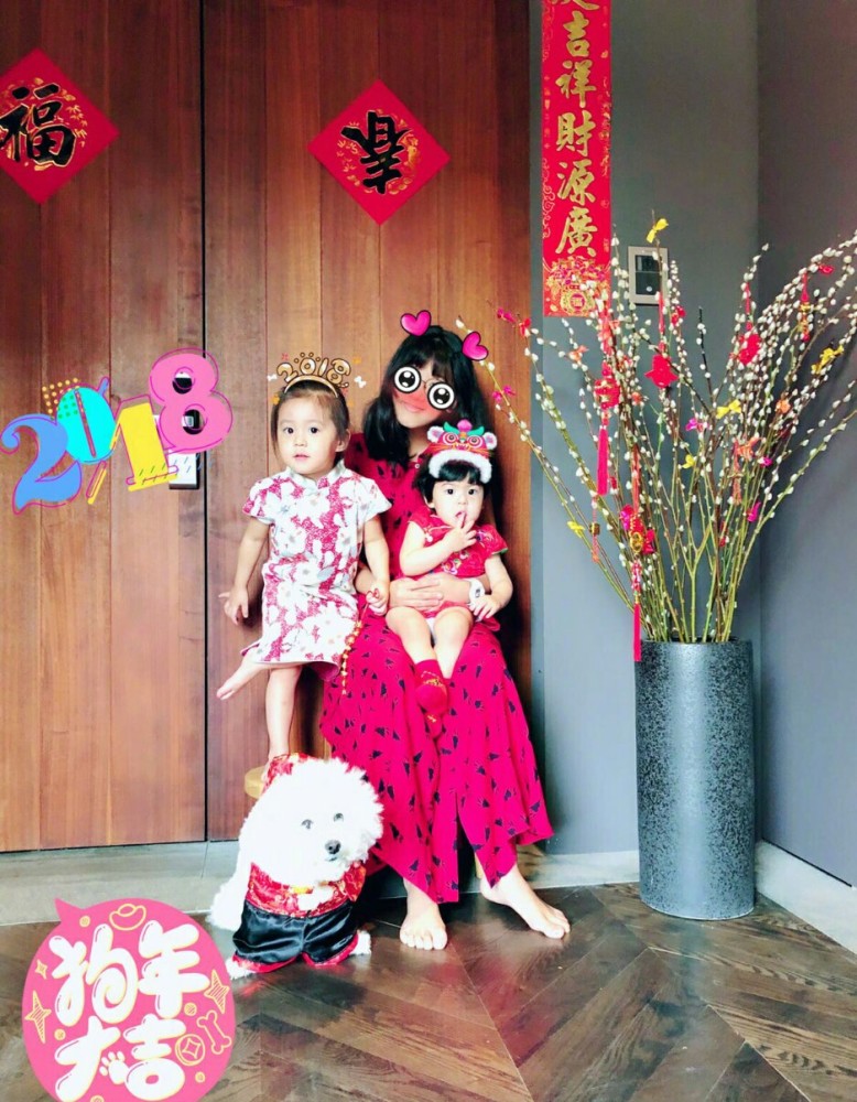 贾静雯晒工作照,时而可爱时而性感,宠物狗miu