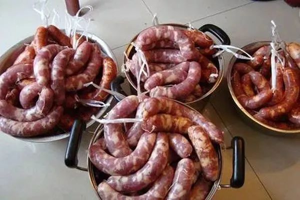 栏杆上将是肉花花一片一眼望过去香肠咸鱼齐齐武装上阵也是美味倒计时