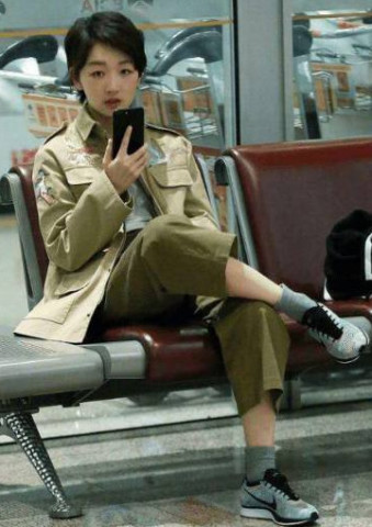 7位女星坐姿,热巴女汉子,周冬雨不拘小节,图4网友:姿势满分