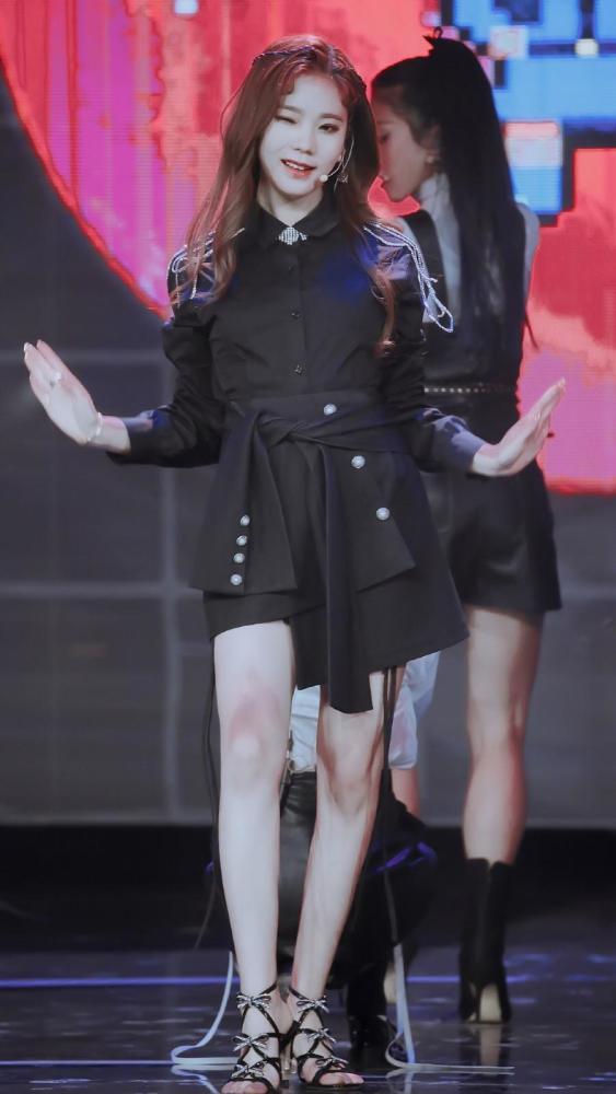 火箭少女紫宁,长款羽绒服裹到小腿,穿紧身裤被网友怒赞:细长直