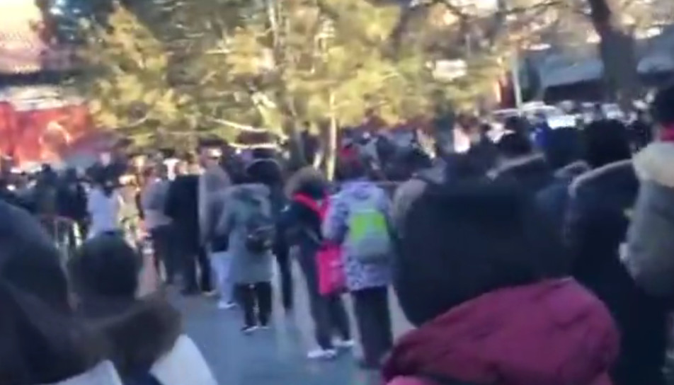 腊八节雍和宫施粥,老人坚持35年,师傅:众生的喜就是我们的喜