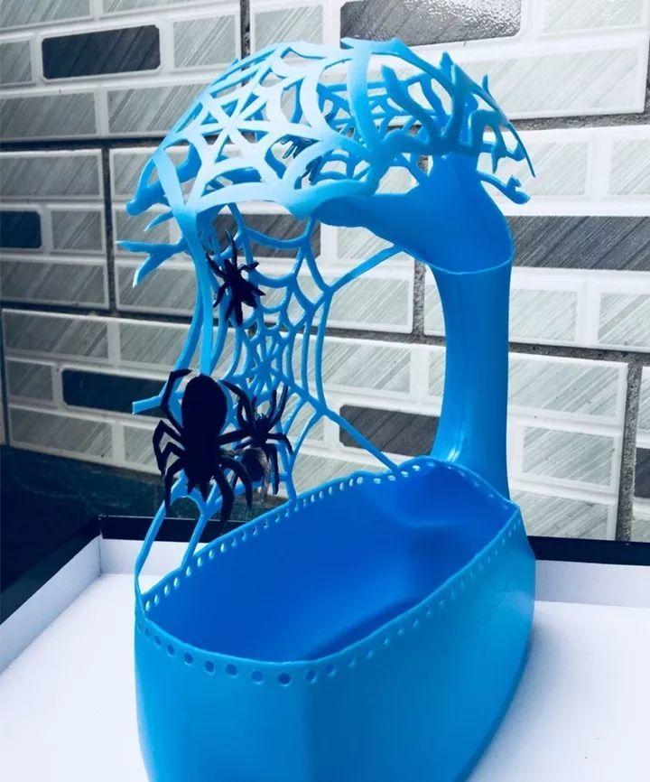 大姐不上班,专做洗衣液桶花盆,可比买的