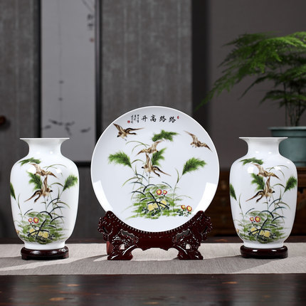 蔚为壮观 江西景德镇千名陶艺家手绘花瓶 尽显主人尊贵身份