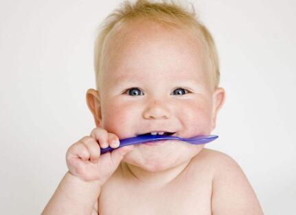 一个多月的宝宝经常半夜醒来,早上睡眠也少怎