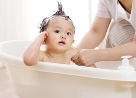 一个多月的宝宝经常半夜醒来,早上睡眠也少怎