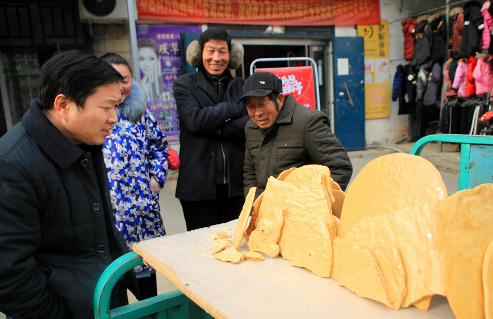 河南老汉集市卖的这种糖 80后看了回忆满满