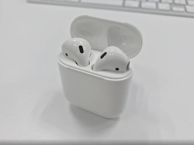 苹果蓝牙耳机价格上千,和200元的高仿差多少?