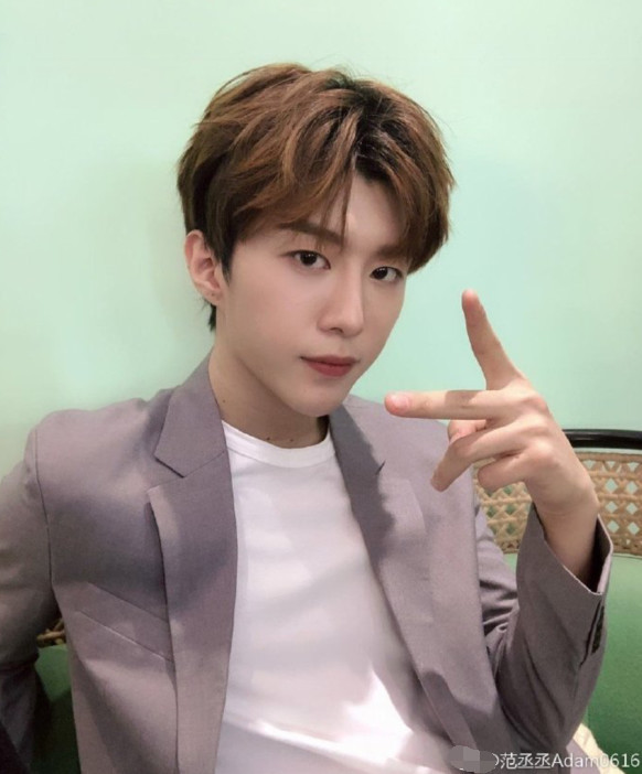 范丞丞晒自拍庆祝腊八节,五官精致摆剪刀手,状态极佳