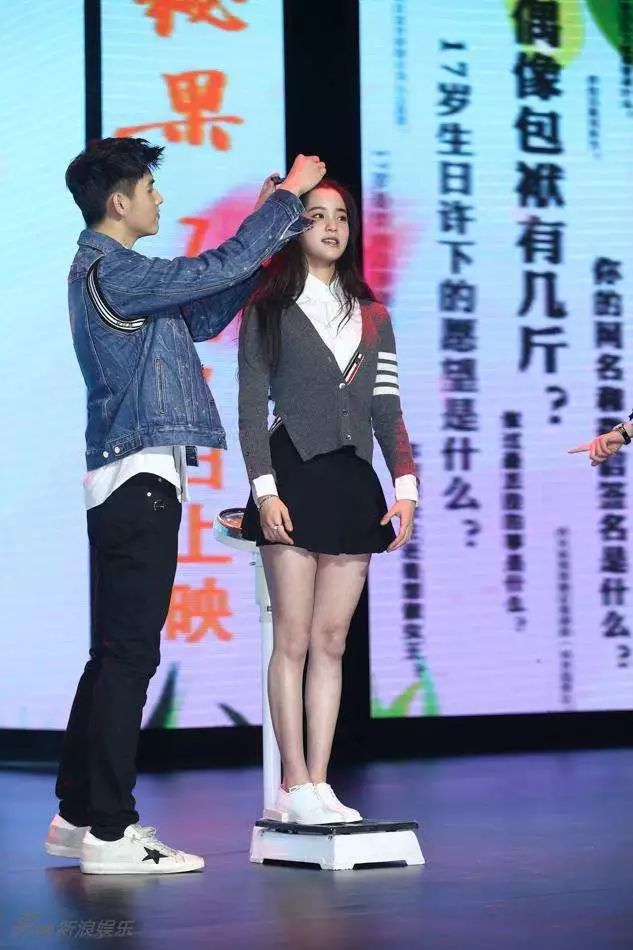 不过后来綦美合,王文也在ins上暗讽欧阳娜娜,三人应该是闹掰了.