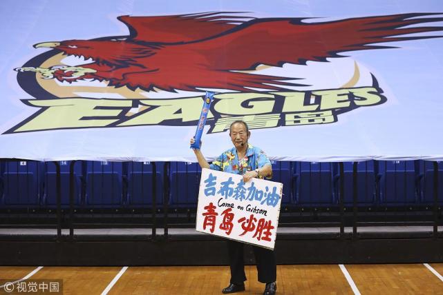 他是年过80的青岛第一篮球迷 用12年诠释何为