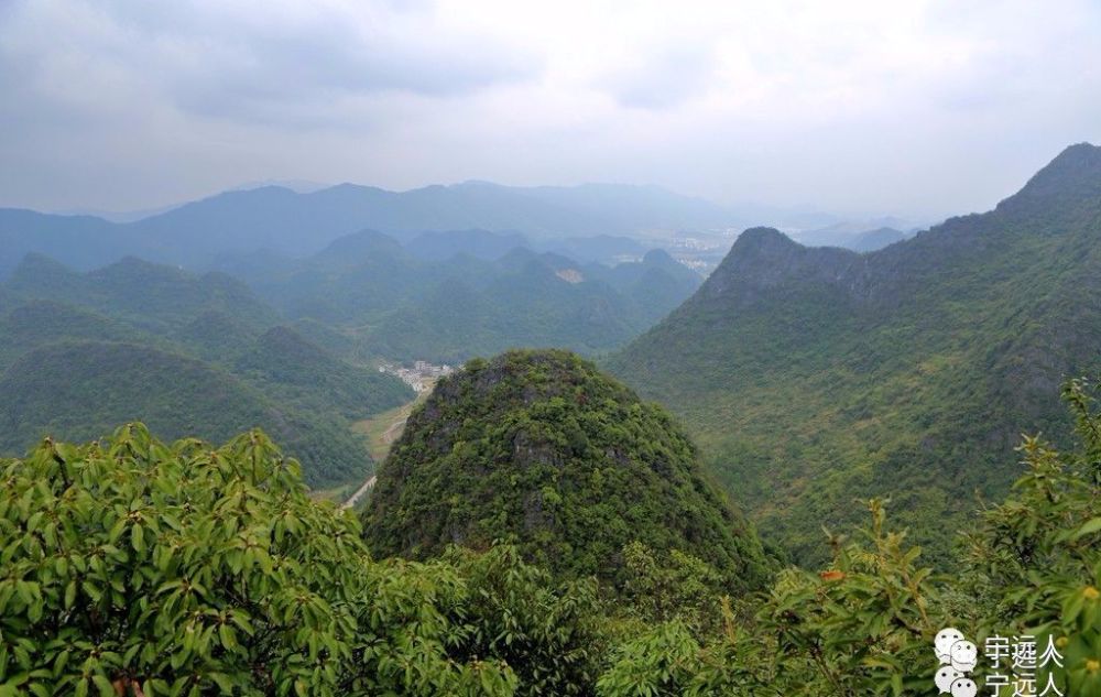 位於九嶷山舜帝陵旁,緊緊依偎著舜源峰,是九嶷山