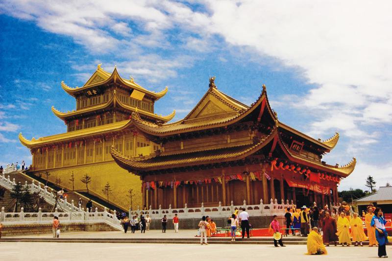 山上多古迹,寺庙,有报国寺,伏虎寺,洗象池,龙门洞,舍身