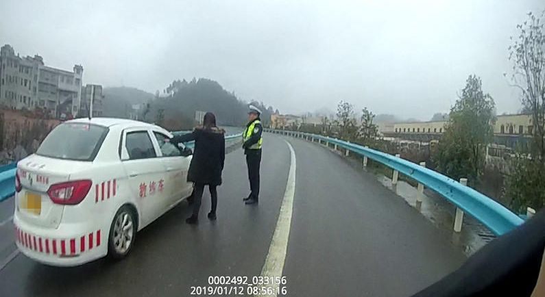 丈夫考科目三不带她 她飞奔上高速拦停教练车
