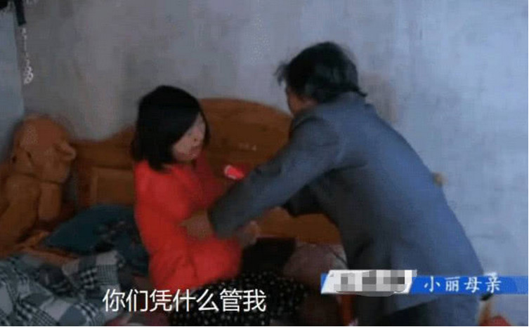 14岁女孩因怀孕辍学,妈妈找到后,只说了一句话