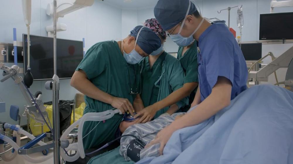 9.5分国产纪录片被骂,但却揭穿了比癌症更绝望