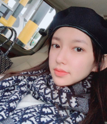 程潇"淡妆照"曝光,眉毛成最大"亮点",这磨皮得10级吧!