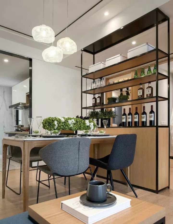 餐桌旁的博物架,被当做了餐边柜以及酒架,更开放式的设计,把餐厅的