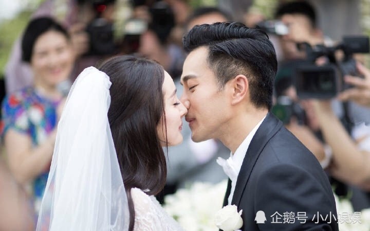 杨幂离婚后第三次缺席红毯,合影站后排,与李易