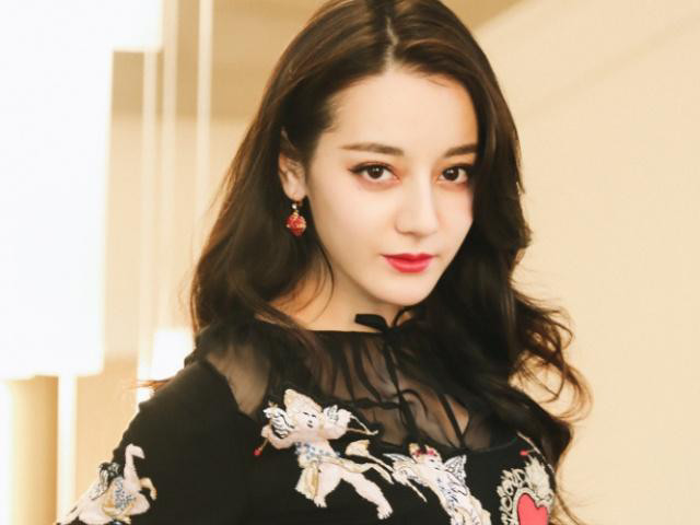 热巴最丑发型:新疆美女秒变"冬瓜脸",网友:差距有点大