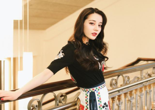 热巴最丑发型:新疆美女秒变"冬瓜脸",网友:差距有点大