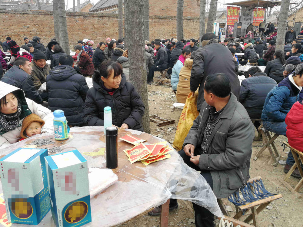 实拍鲁西南农村丧事酒席:有人烧火取暖,有人做起别样小生意