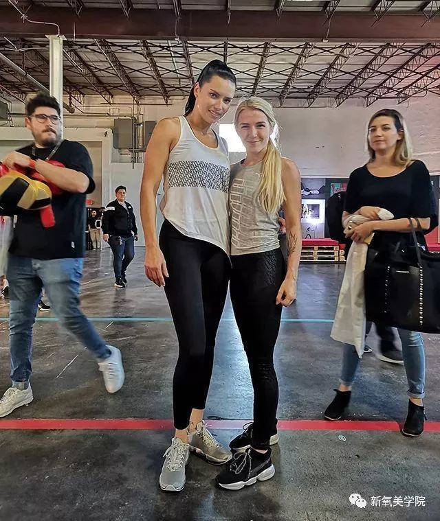 脸上热搜?但就算有蚂蚁腰也不能再吹少女感了