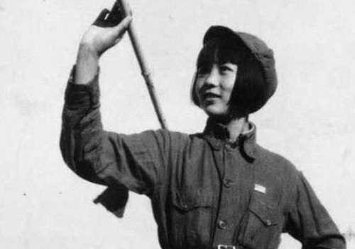 长征最小女红军,9岁参军11岁长征,31岁成上校,丈夫更厉害
