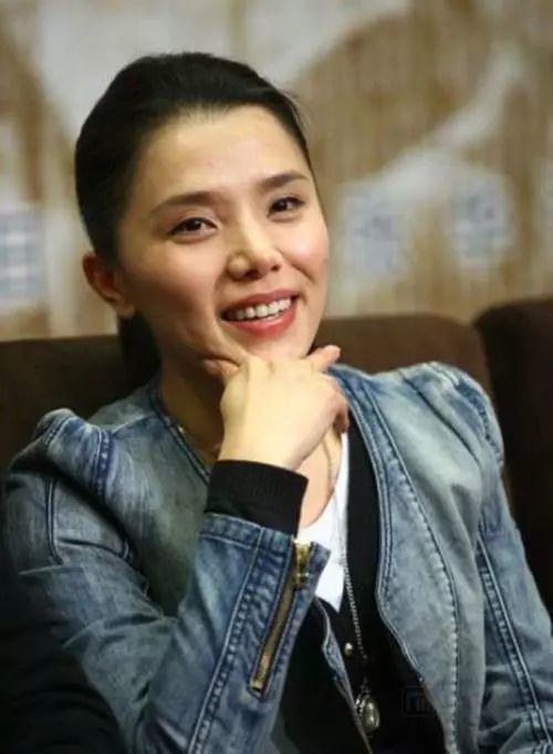 凭借《甄嬛传》大火的李佳璇,事业刚刚才处于上升期,她挚爱的丈夫