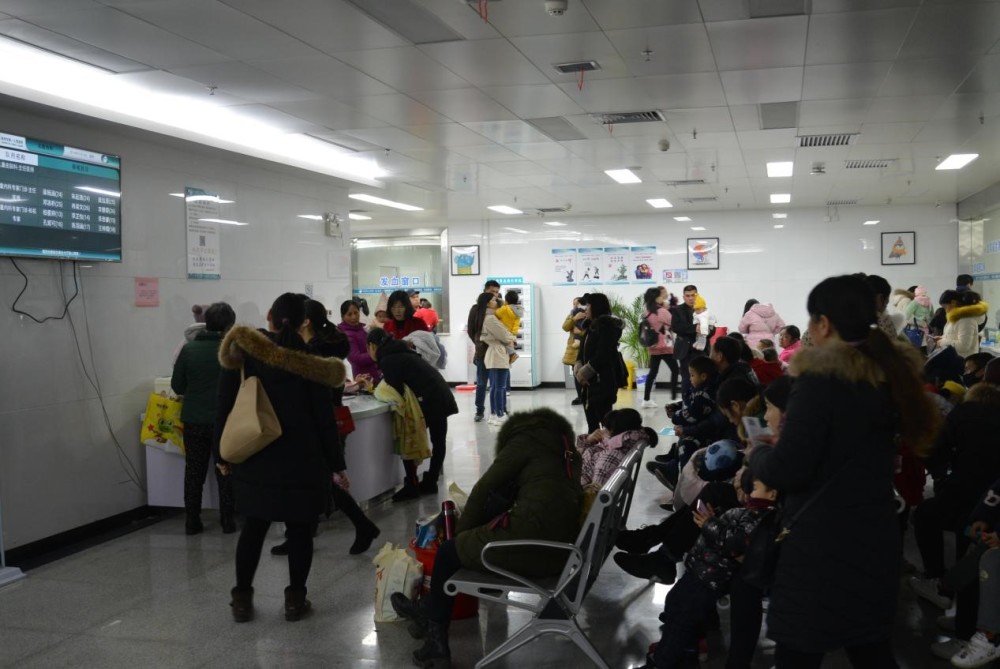 排队候诊的家长和患者 图片来源:郴州第一人民医院北院