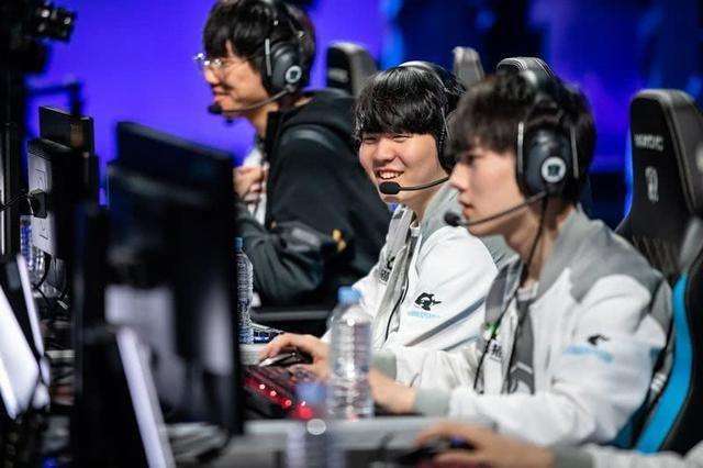 iG迎开门红国外粉丝化身小舔狗 Xx荣升六级