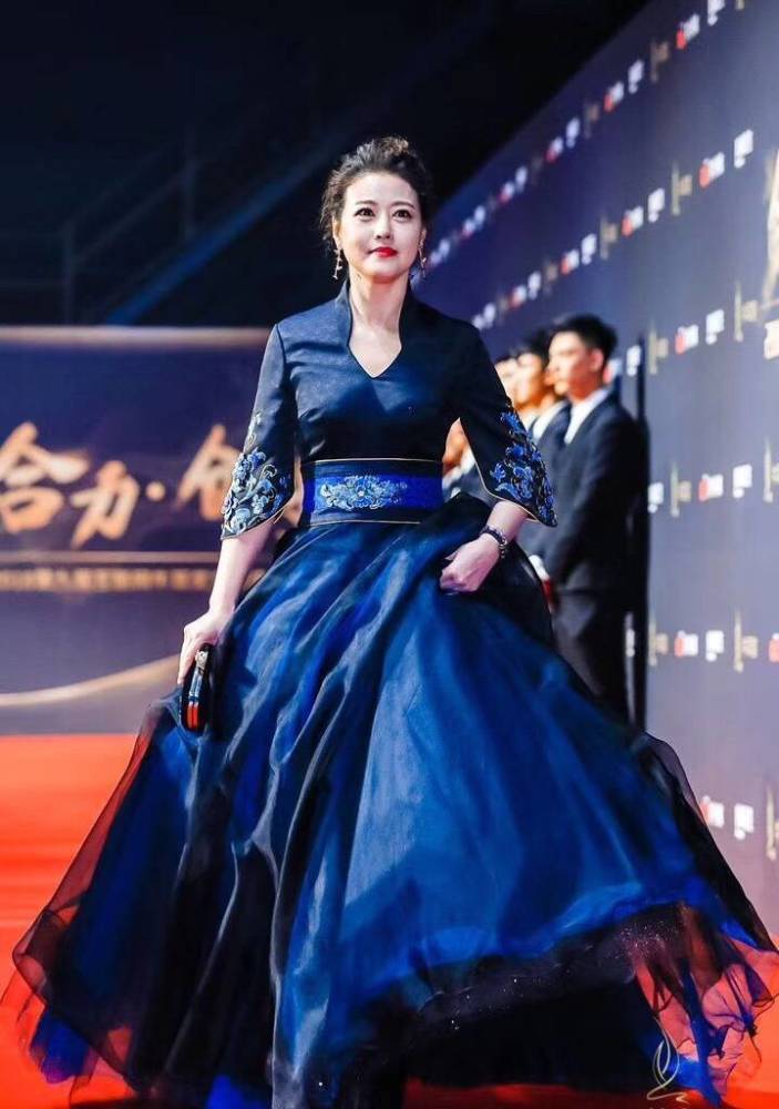 周海媚53岁又怎样?卷发+水墨画长裙照样像30