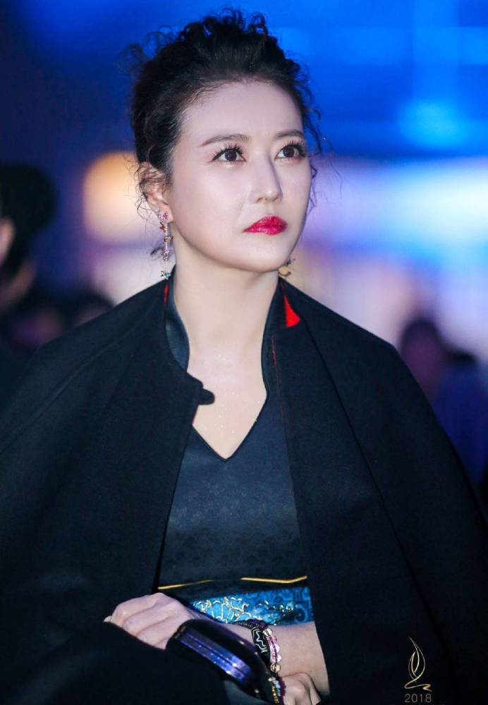 周海媚53岁又怎样?卷发+水墨画长裙照样像30