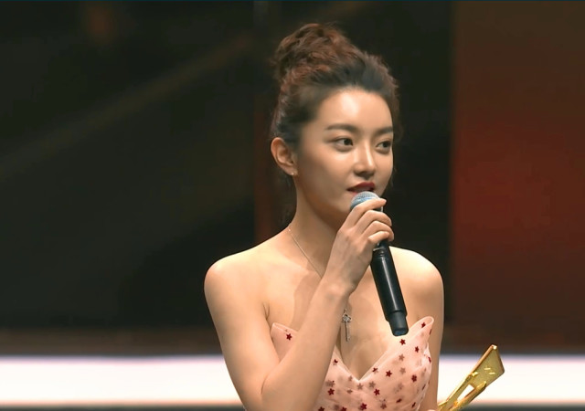 崔阿扎亮相yy年度盛典,中途礼服滑落令全场唏嘘!网友:看完了