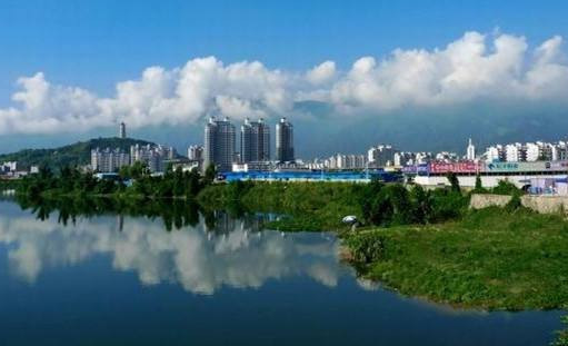 中国最尴尬的沿海城市,有着世界级的深水港,却