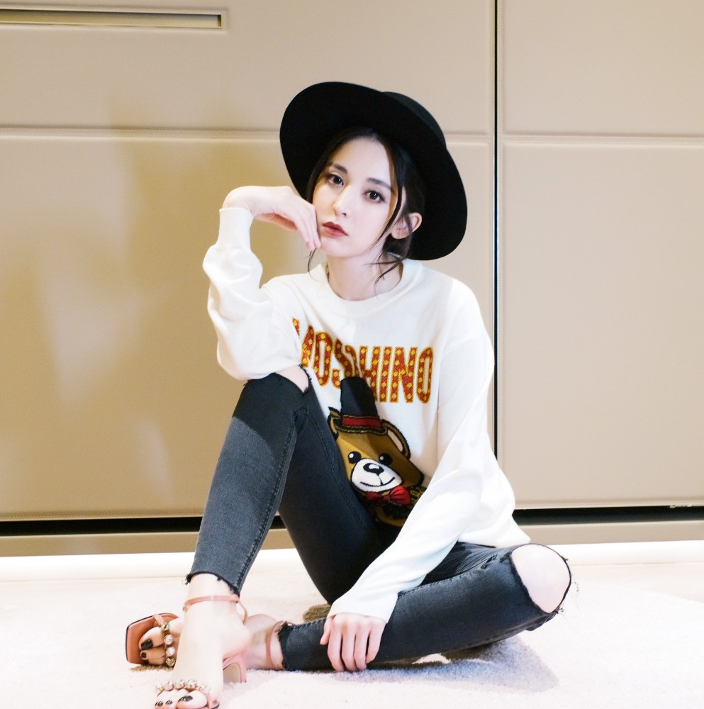 古力娜扎真会穿,穿基础款白裙美出新高度,原来