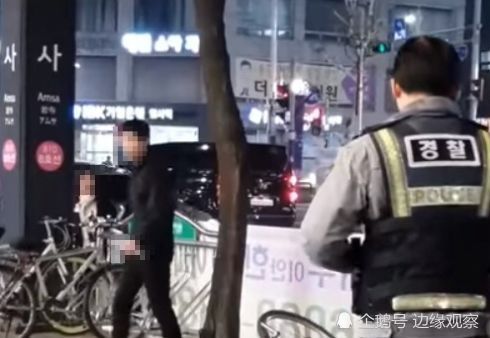 街头打架男手持壁纸刀靠近警察手持电击枪的警察却连连后退 腾讯网