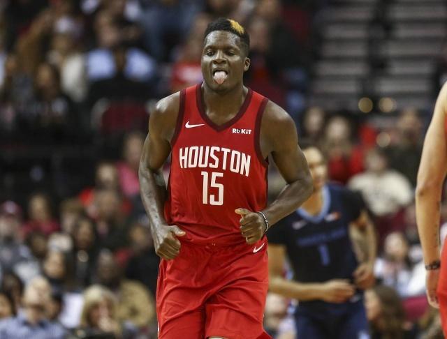 nba卡佩拉女友现身火箭主场,哈登看后两眼发直:这不登哥菜?