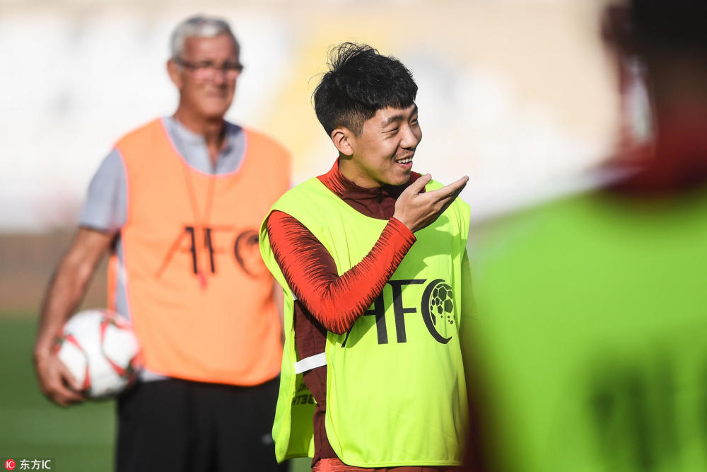 国足赛前训练基本曝光首发阵容 于大宝金敬道于汉超领衔锋线