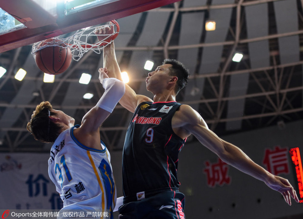 霸气隔扣王哲林+三分回击冲突 阿联总能让八冠