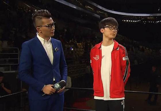 faker遭男粉丝亲密拥抱,当看到他的双手后,网友笑出了声