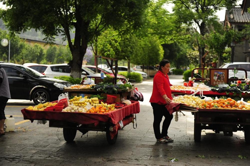 出门旅行景区购物给你支个招:见到这样卖水果的,多买点!
