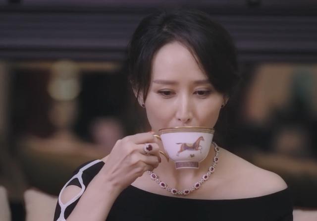 胡静家曝光,豪宅如皇宫,婆婆双手戴满名表翡翠,不愧是豪门!