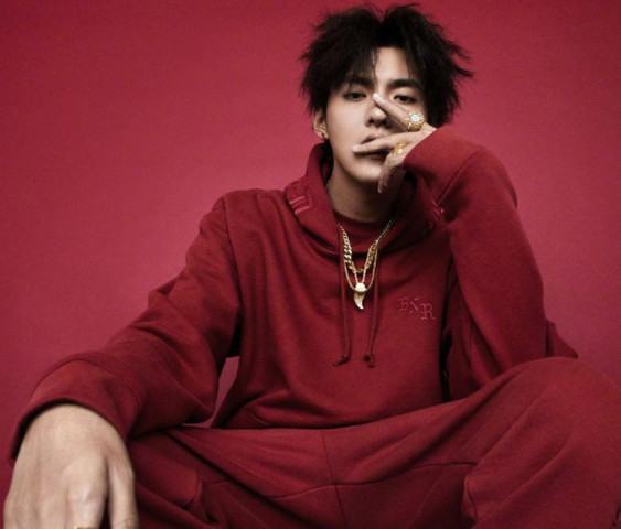 有一种签名叫吴亦凡的签名,仔细观察后,网友:怎么做到的?