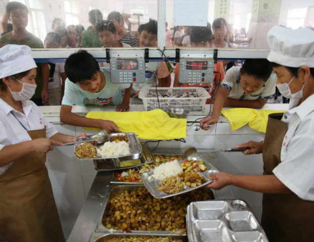 总务处长每天贪污1.3万,私下侵吞小学生伙食费