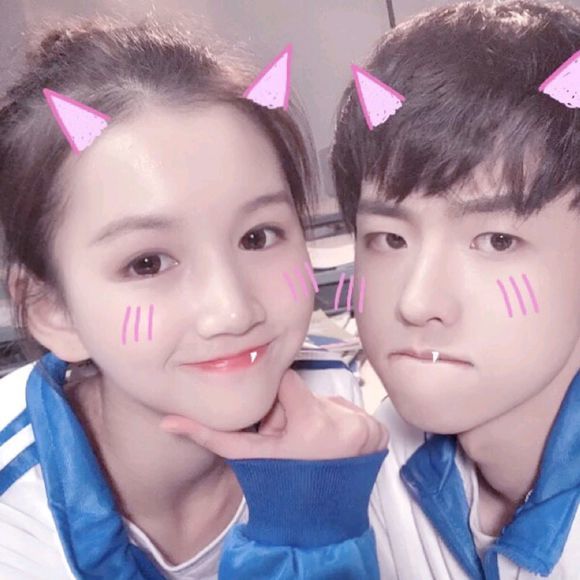 情侣头像:要每天都很开心要成为别人的可望不可及