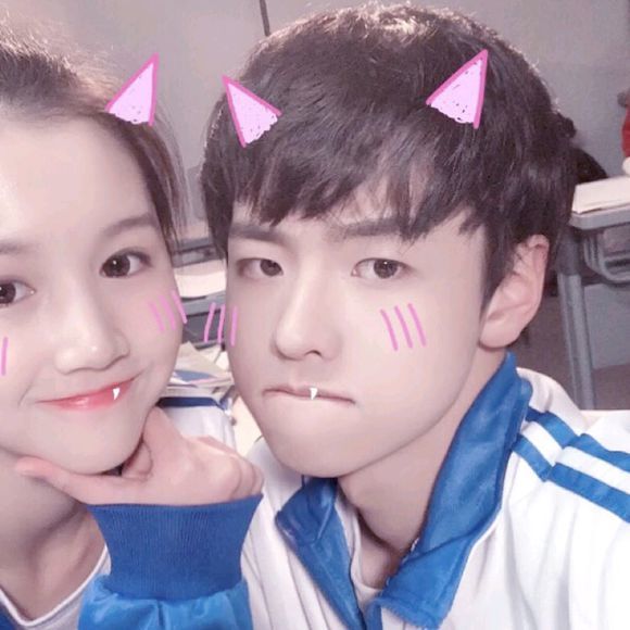 情侣头像:要每天都很开心要成为别人的可望不可及