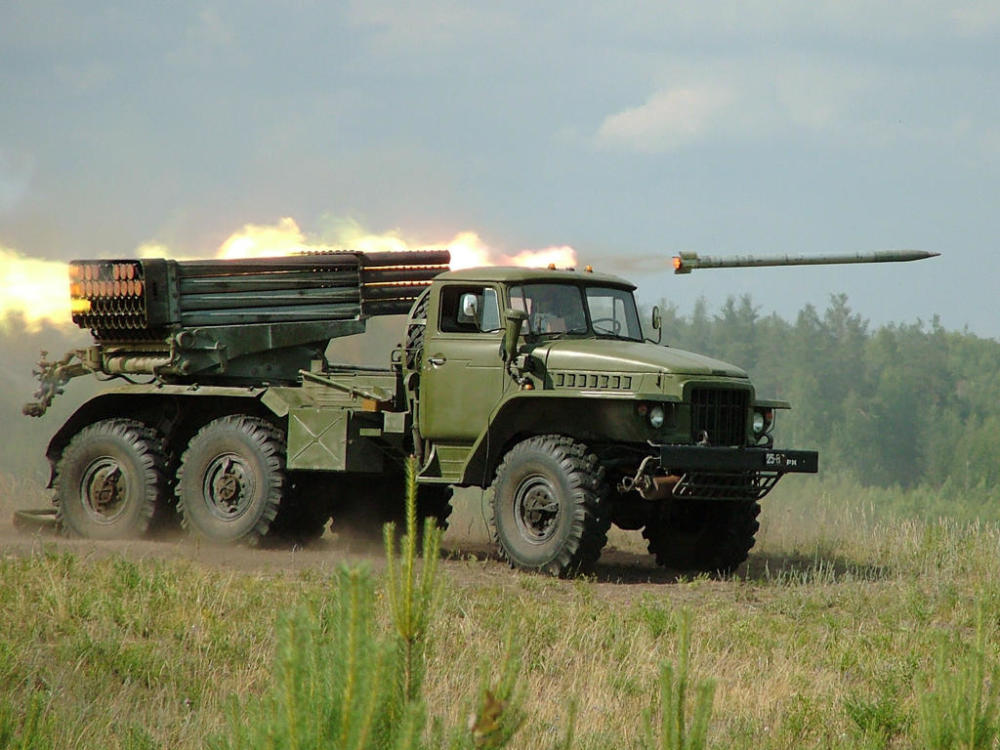 "人造流星雨"头顶呼啸而过!近观俄军bm-21火箭炮齐射