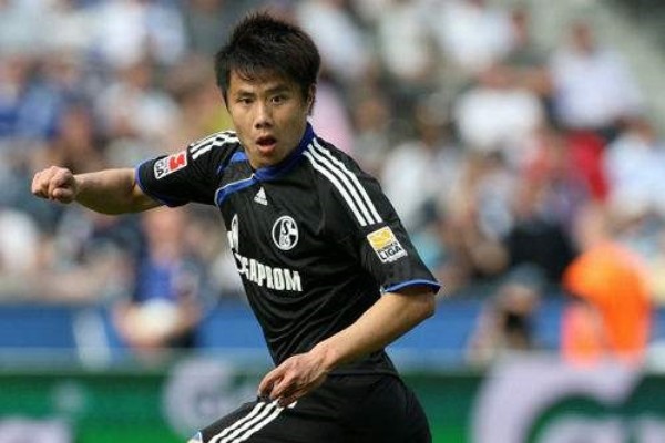 中国留洋德甲第三人---"三哥"蒿俊闵在沙尔克04时的飒爽英姿出生于