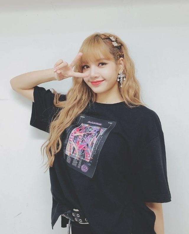 热搜体质和带货能力比肩杨幂,Lisa在韩却人气